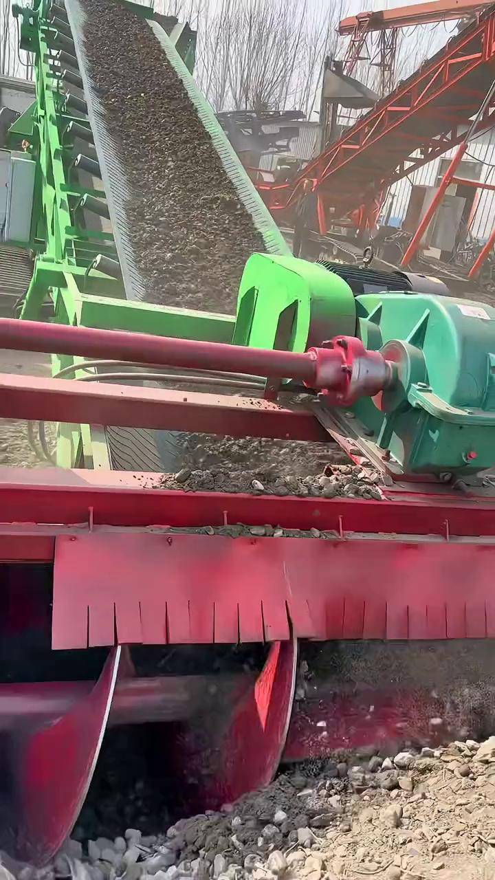 專(zhuān)業(yè)煤矸石取料機(jī)與扒渣機(jī)生產(chǎn)廠家 高效砂石料裝車(chē)與皮帶輸送解決方案